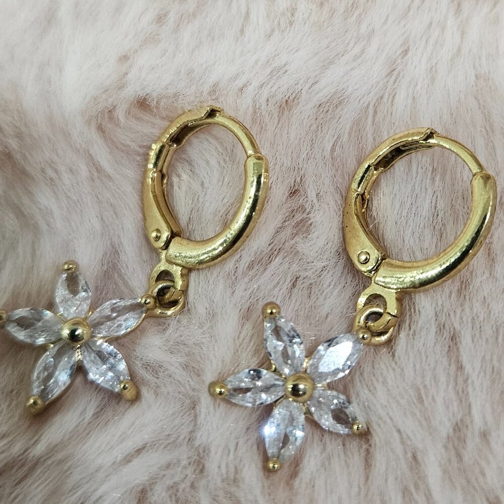 Elegant Floral Hoop Earrnings